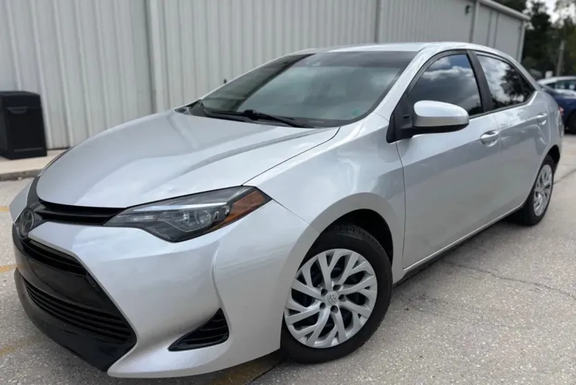 2019 Toyota Corolla LE photo 1