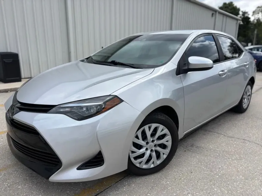 2019 Toyota Corolla LE photo 1