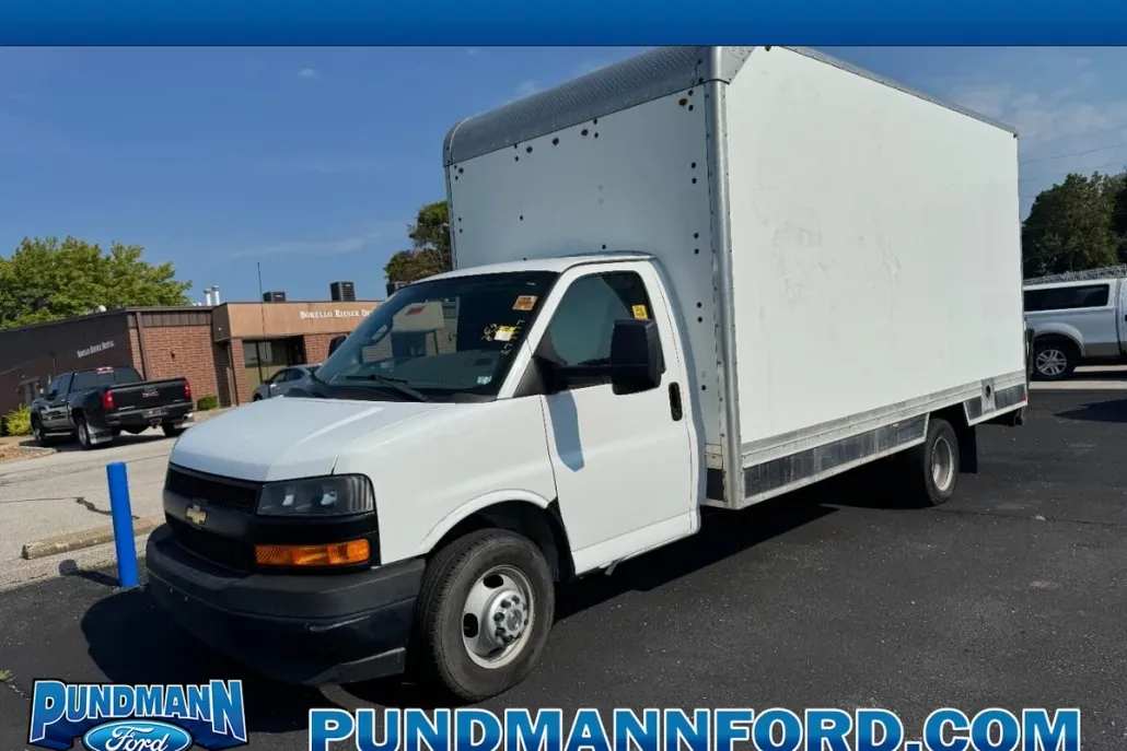 2018 Chevrolet Express Cutaway 3500 Van photo 1