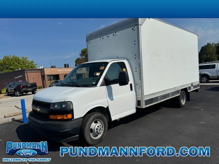 2018 Chevrolet Express Cutaway 3500 Van photo 1
