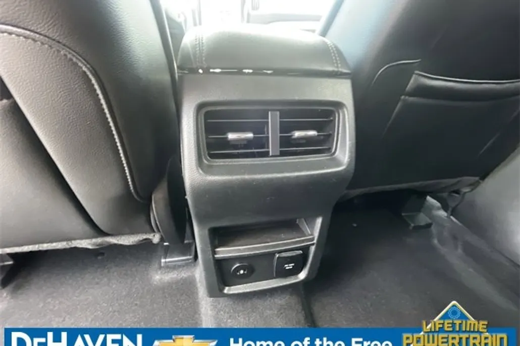 2024 Ford Edge Titanium photo 1