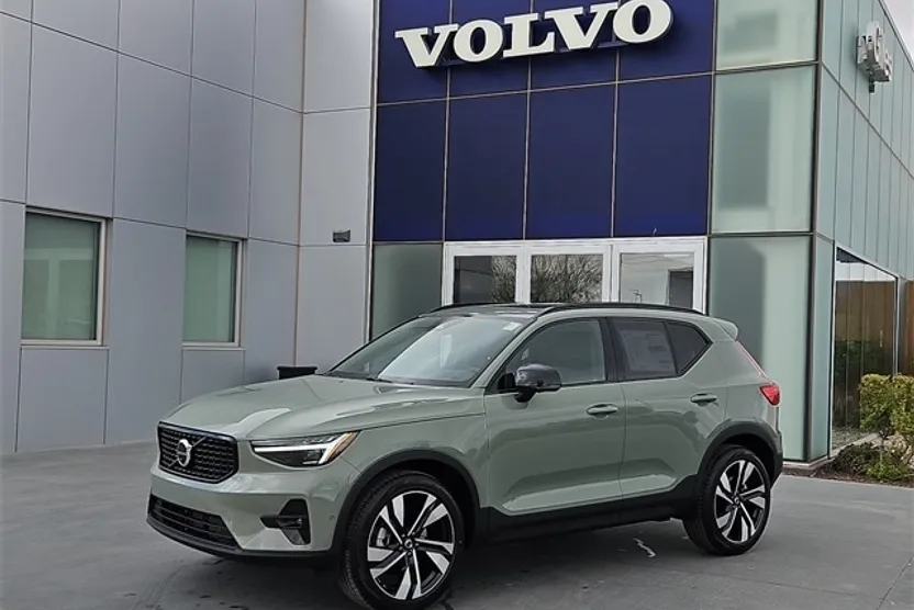 2025 Volvo XC40 photo 1