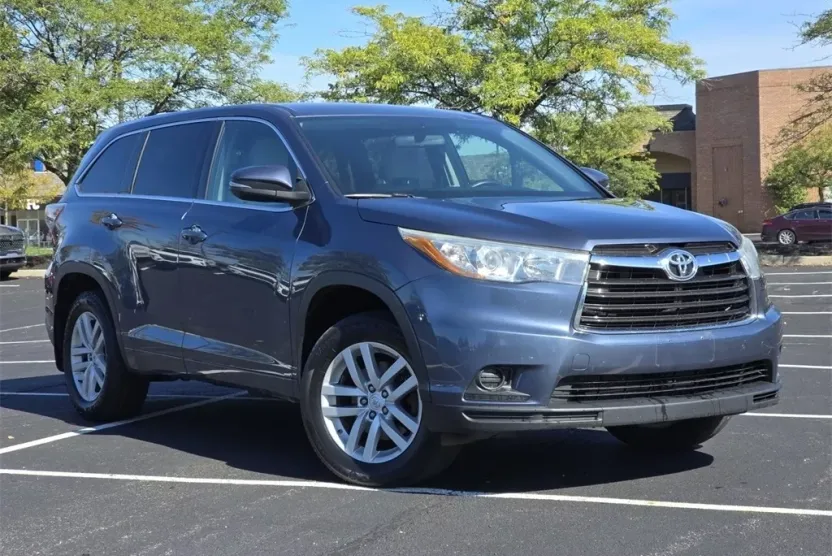 2015 Toyota Highlander LE Plus photo 1