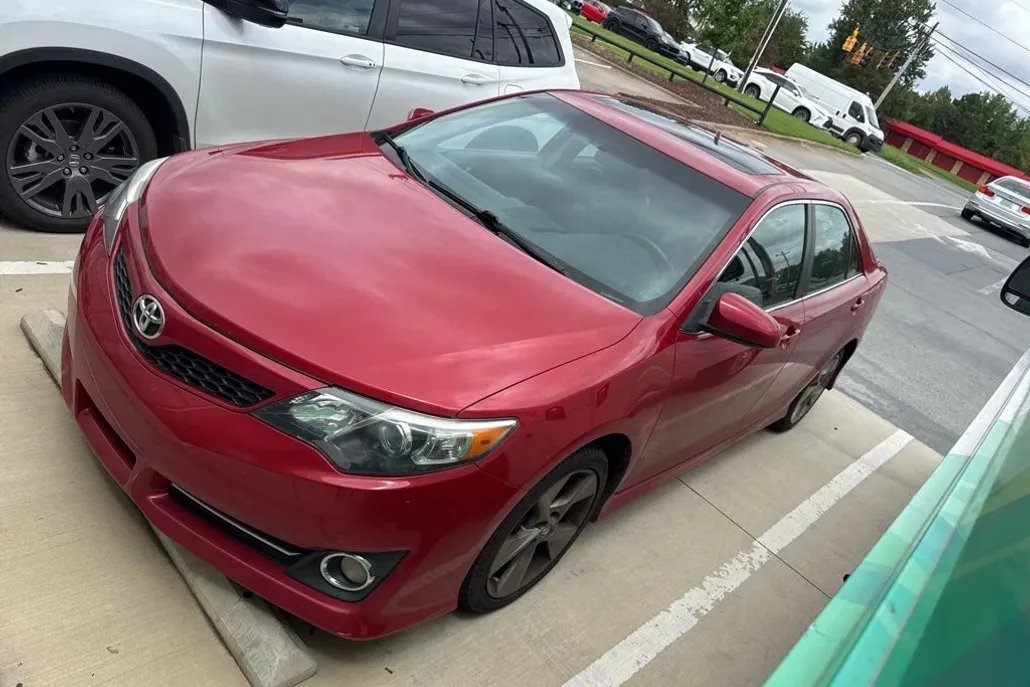 2014 Toyota Camry SE photo 1