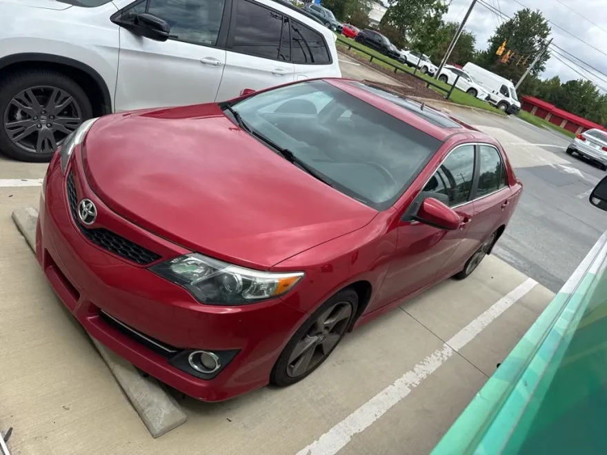 2014 Toyota Camry SE photo 1