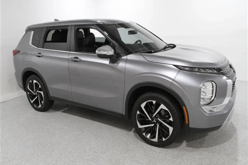 2022 Mitsubishi Outlander SE photo 1