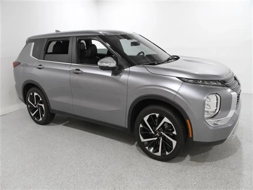 2022 Mitsubishi Outlander SE photo 1