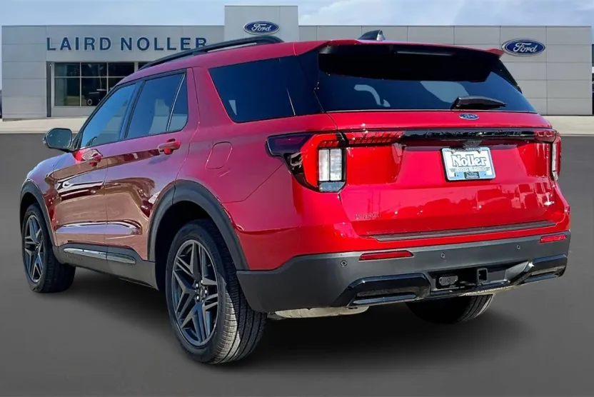 2025 Ford Explorer ST-Line photo 1