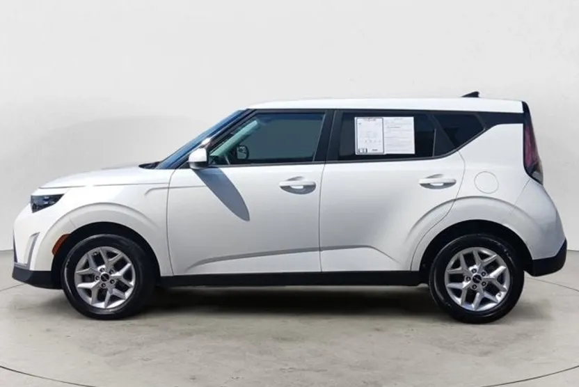 2024 Kia Soul LX photo 1