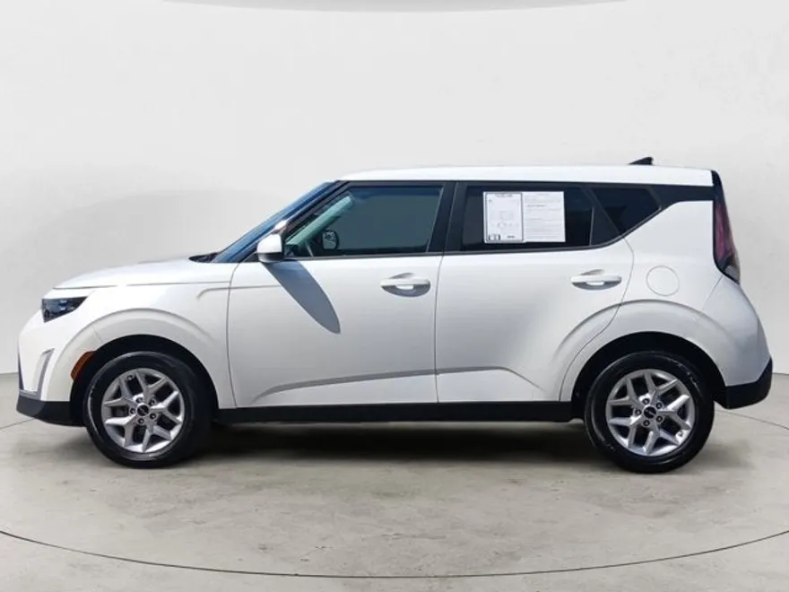 2024 Kia Soul LX photo 1