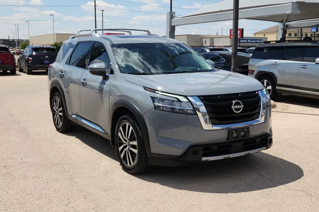 2023 Nissan Pathfinder Platinum photo 1