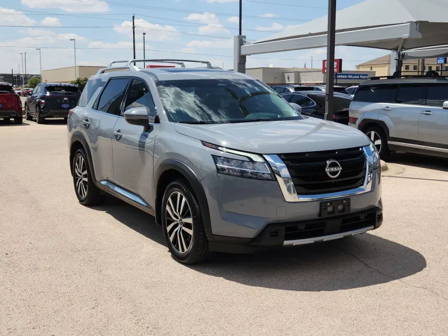 2023 Nissan Pathfinder Platinum photo 1