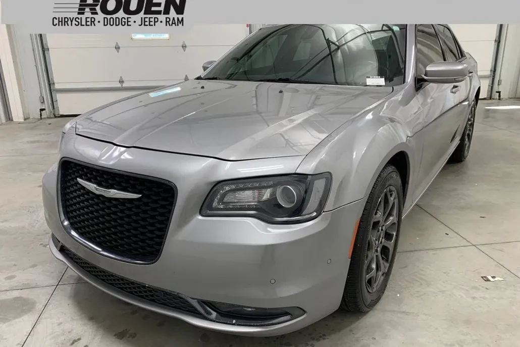 2018 Chrysler 300 S photo 1