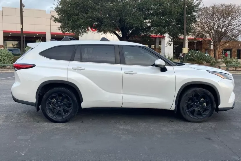 2023 Toyota Highlander L photo 1