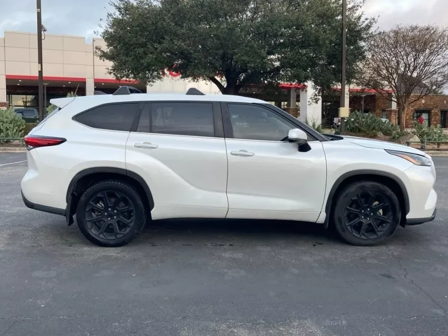 2023 Toyota Highlander L photo 1