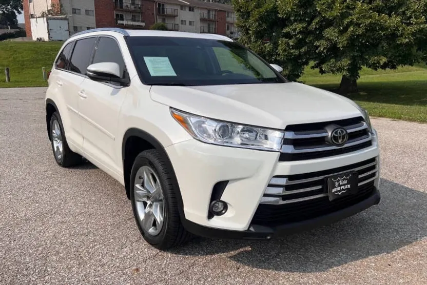 2019 Toyota Highlander Limited photo 1