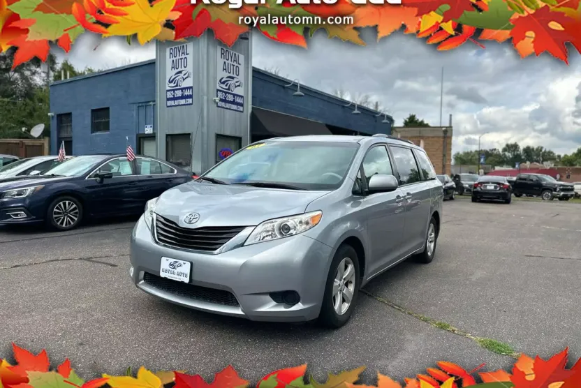 2013 Toyota Sienna LE photo 1