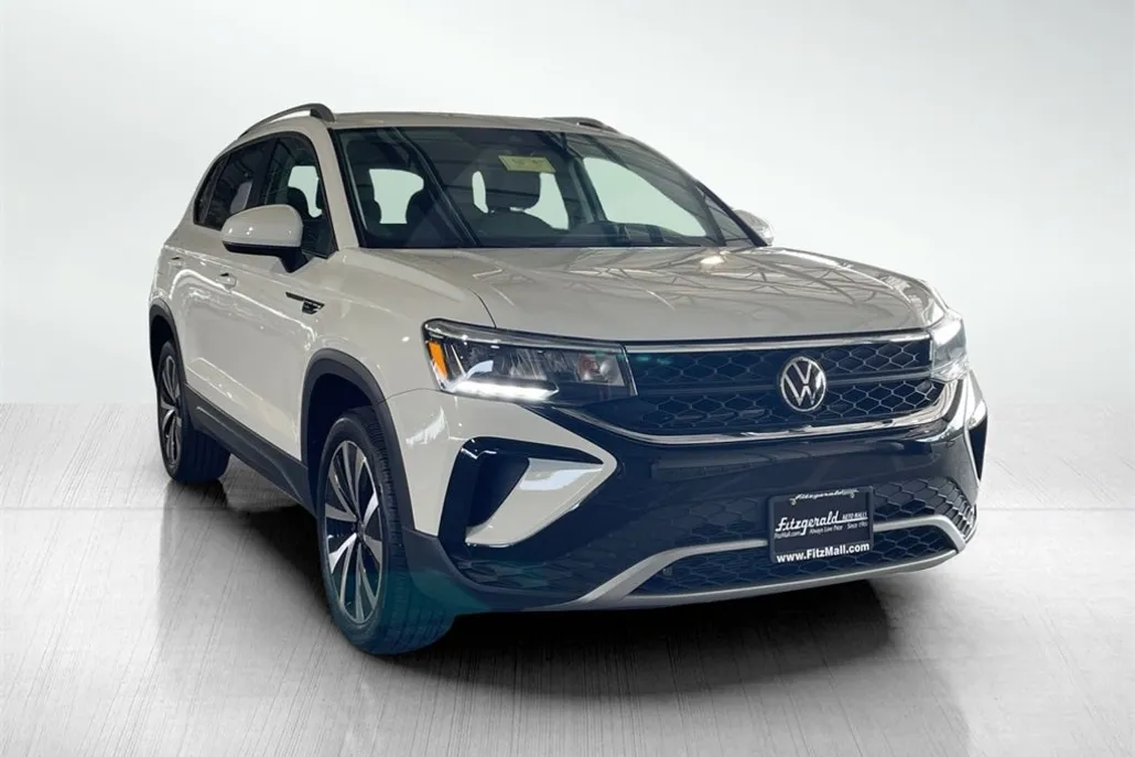 2024 Volkswagen Taos SE photo 1