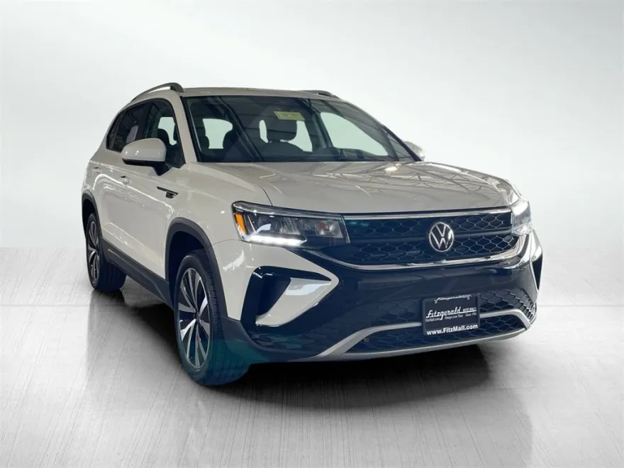 2024 Volkswagen Taos SE photo 1