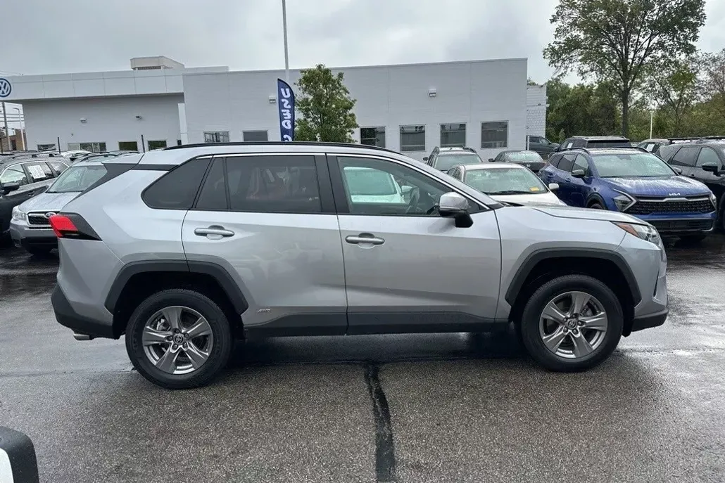 2024 Toyota RAV4 Hybrid XLE photo 1