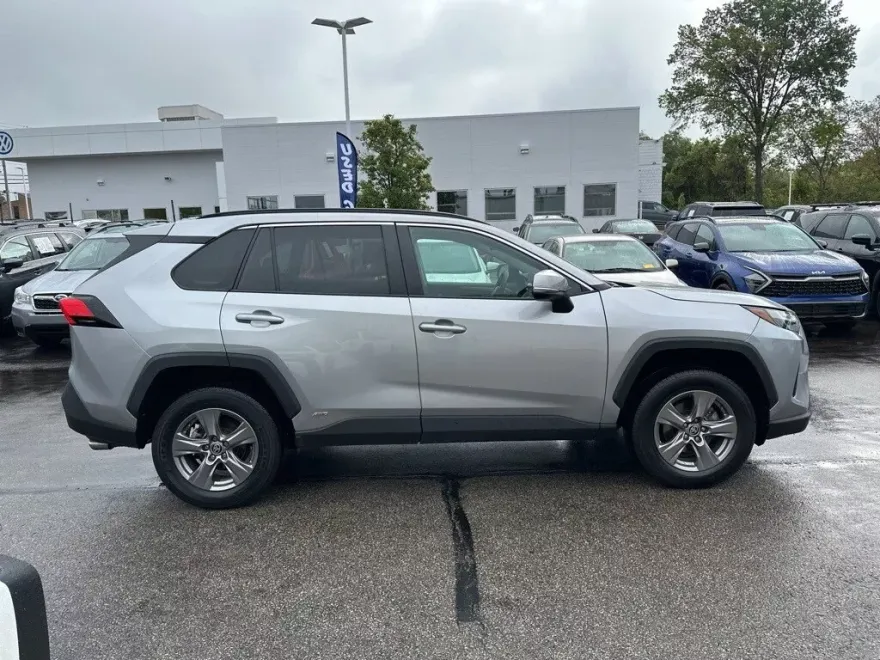 2024 Toyota RAV4 Hybrid XLE photo 1