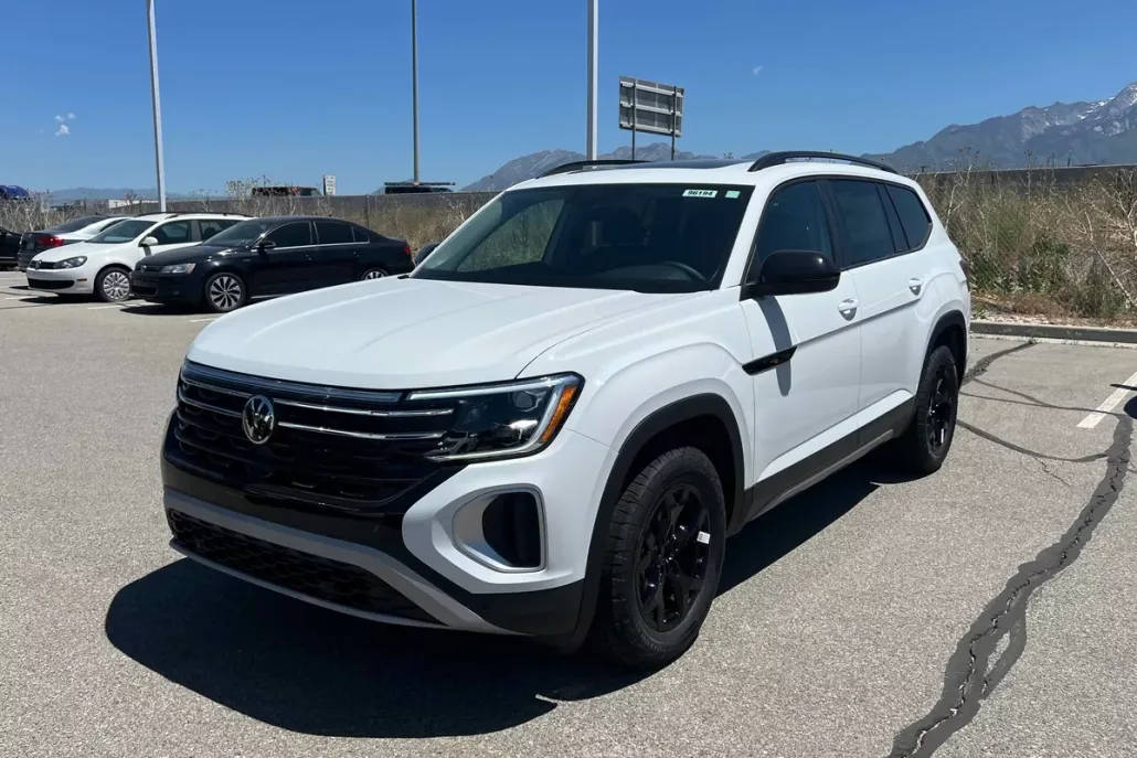 2025 Volkswagen Atlas SE Technology Peak Edition photo 1