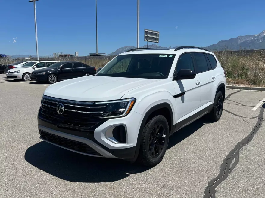 2025 Volkswagen Atlas SE Technology Peak Edition photo 1