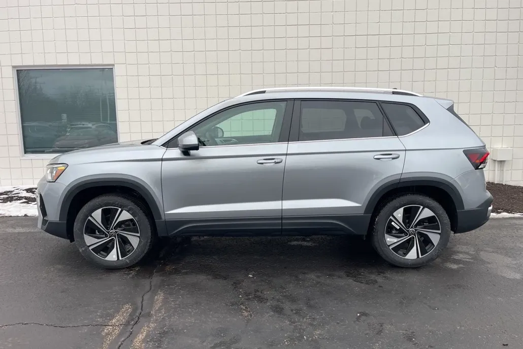 2025 Volkswagen Taos SE photo 1