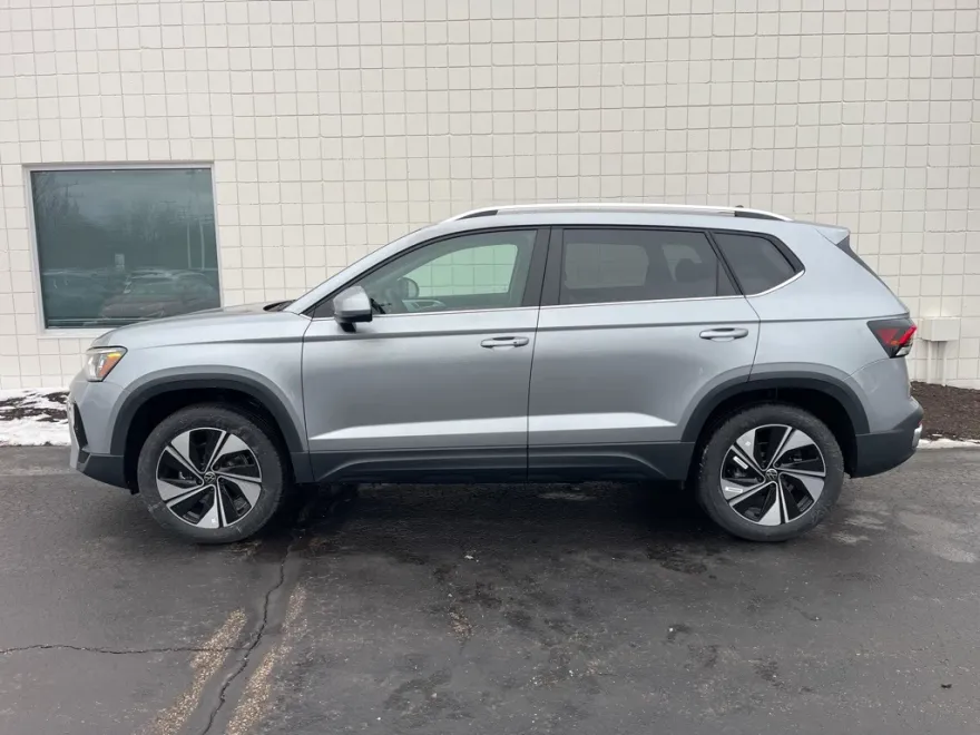 2025 Volkswagen Taos SE photo 1
