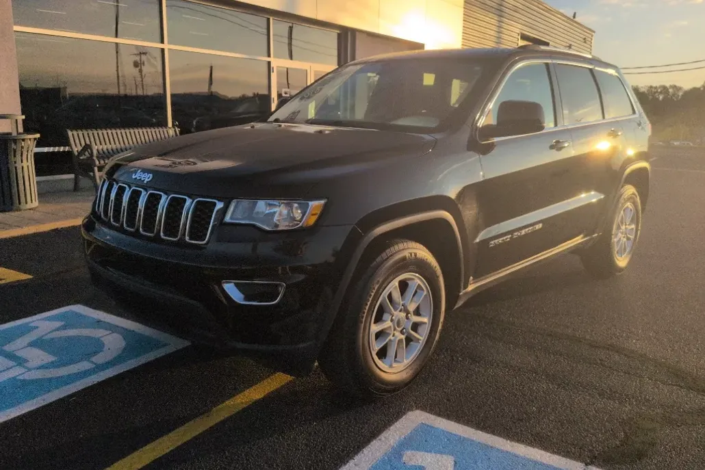 2019 Jeep Grand Cherokee Laredo photo 1