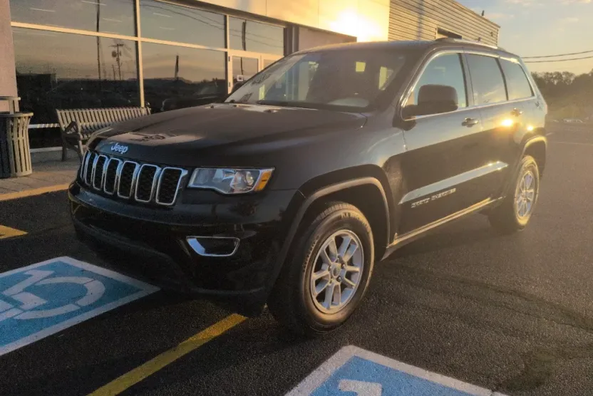 2019 Jeep Grand Cherokee Laredo photo 1