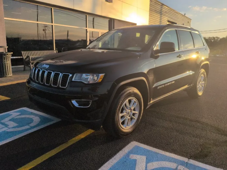 2019 Jeep Grand Cherokee Laredo photo 1