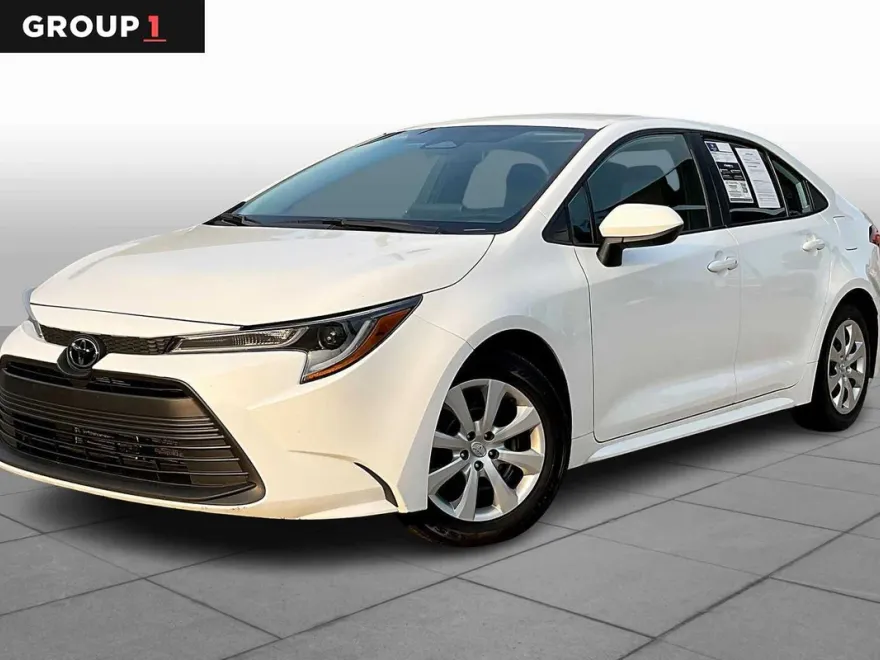 2024 Toyota Corolla LE photo 1