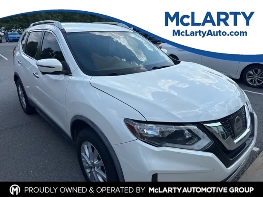 2017 Nissan Rogue SV photo 1