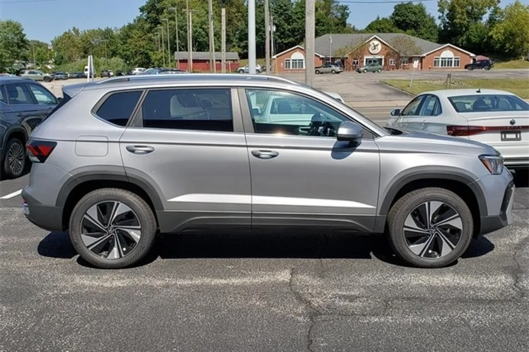 2025 Volkswagen Taos SE photo 1