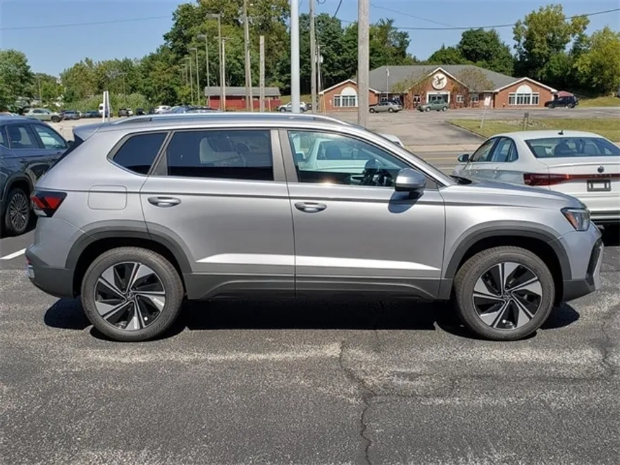 2025 Volkswagen Taos SE photo 1