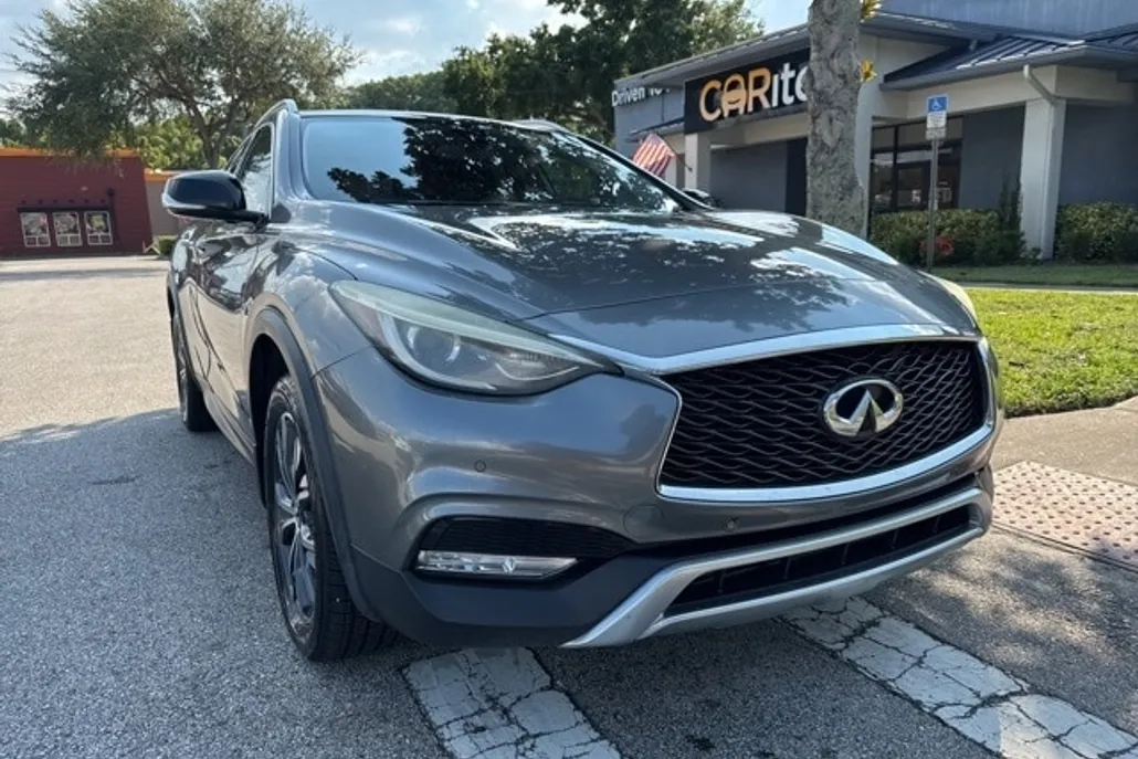 2018 Infiniti QX30 Premium photo 1