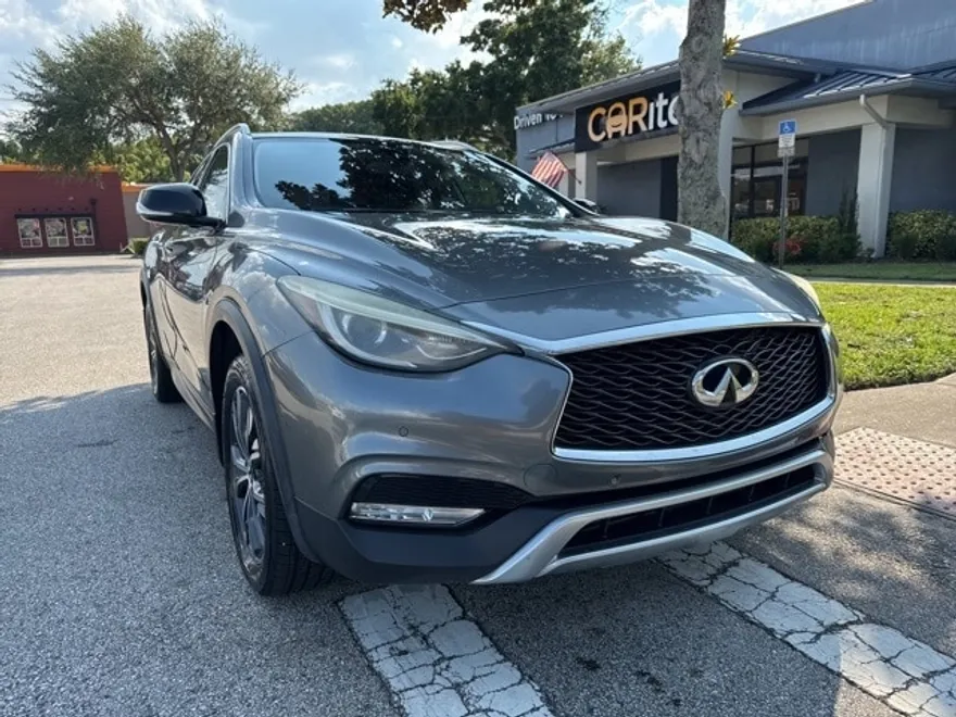 2018 Infiniti QX30 Premium photo 1