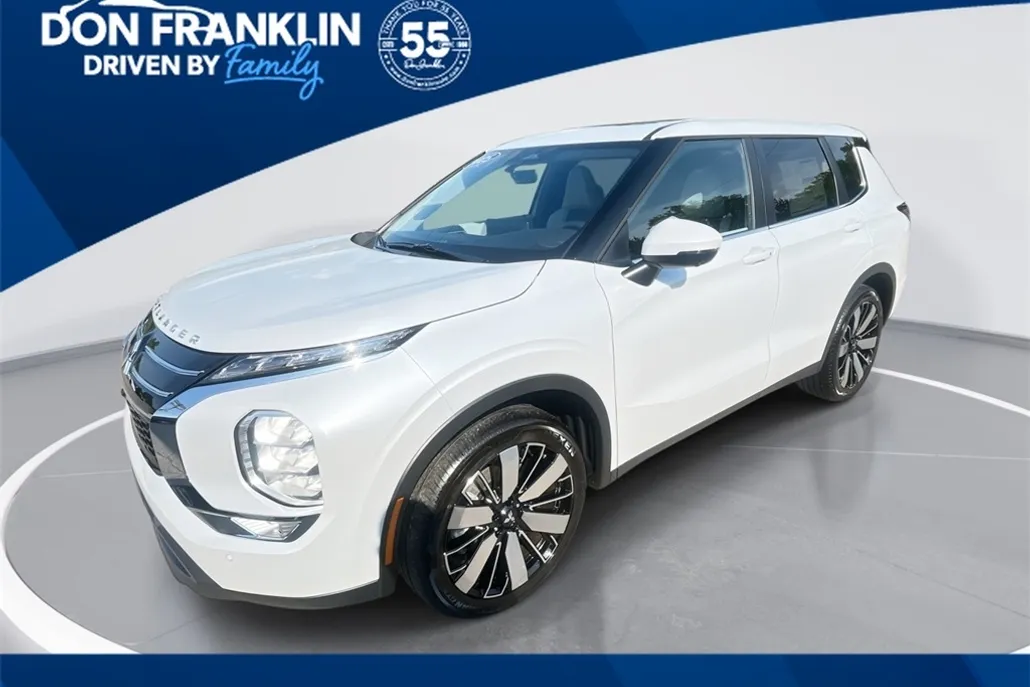 2025 Mitsubishi Outlander SE photo 1