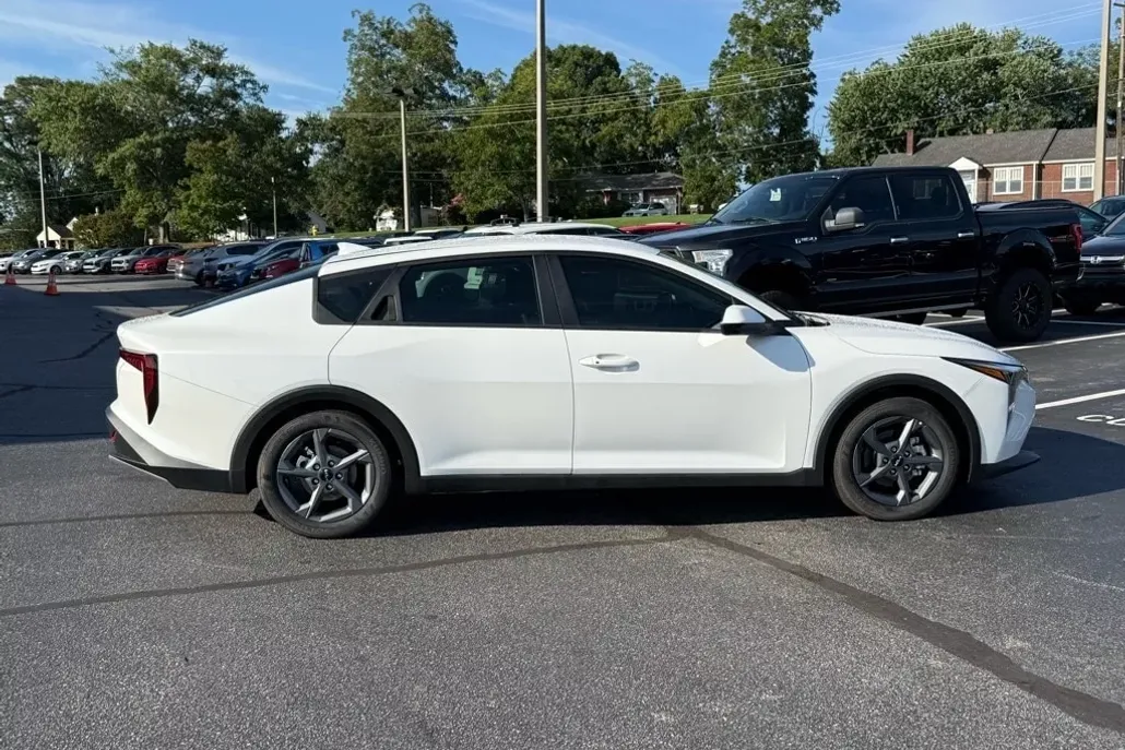 2025 Kia K4 LXS photo 1