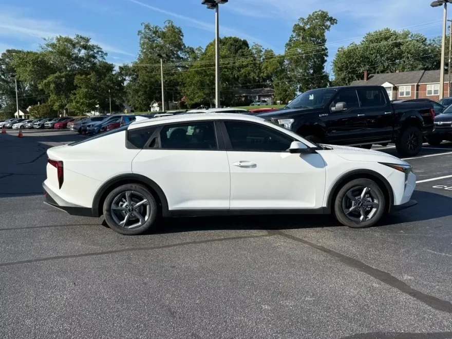 2025 Kia K4 LXS photo 1