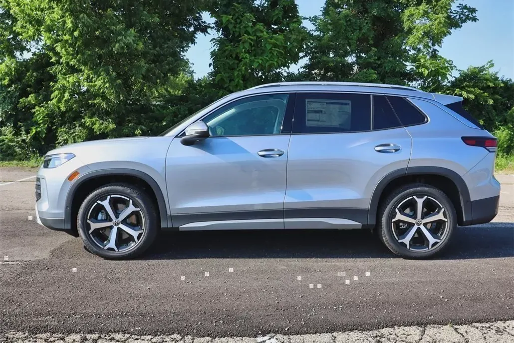 2025 Volkswagen Tiguan SE photo 1
