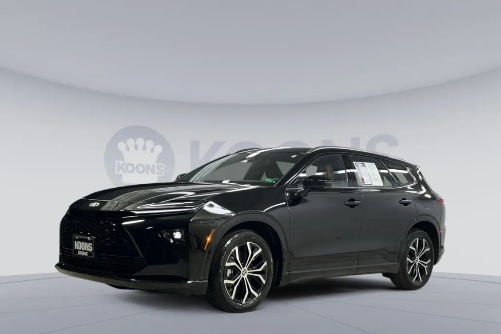 2025 Toyota Crown Signia XLE photo 1