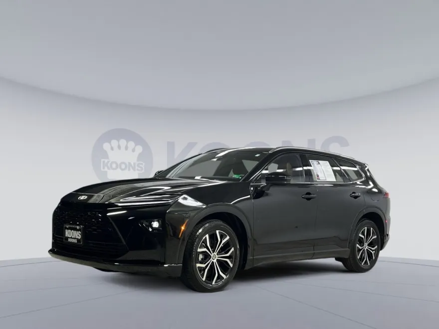 2025 Toyota Crown Signia XLE photo 1