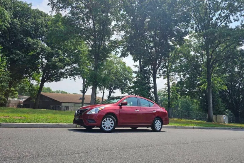 2018 Nissan Versa SV photo 1