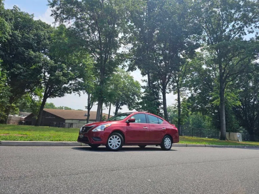 2018 Nissan Versa SV photo 1