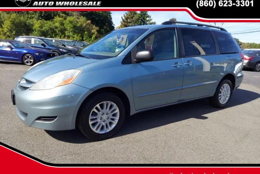 2009 Toyota Sienna LE photo 1