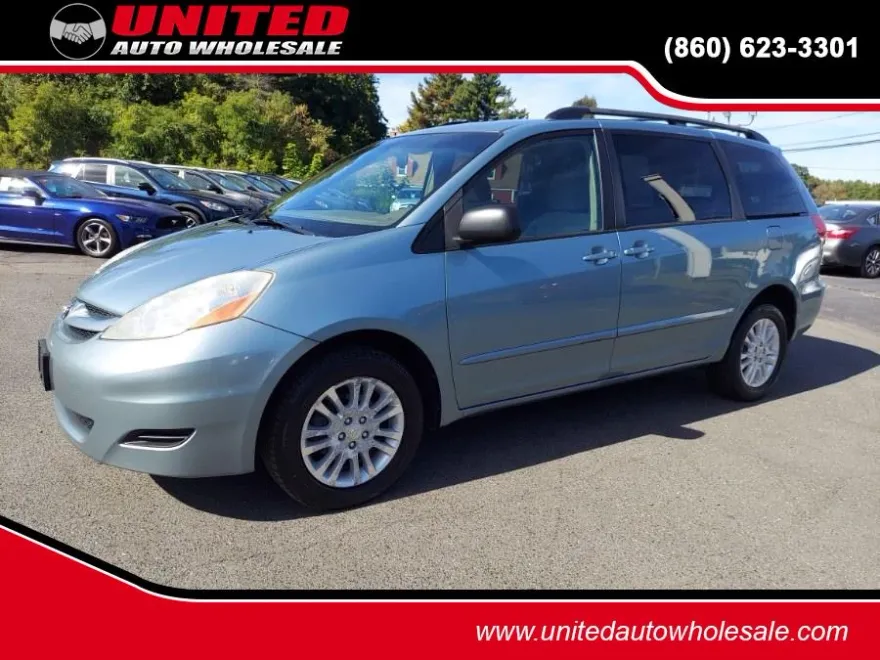 2009 Toyota Sienna LE photo 1