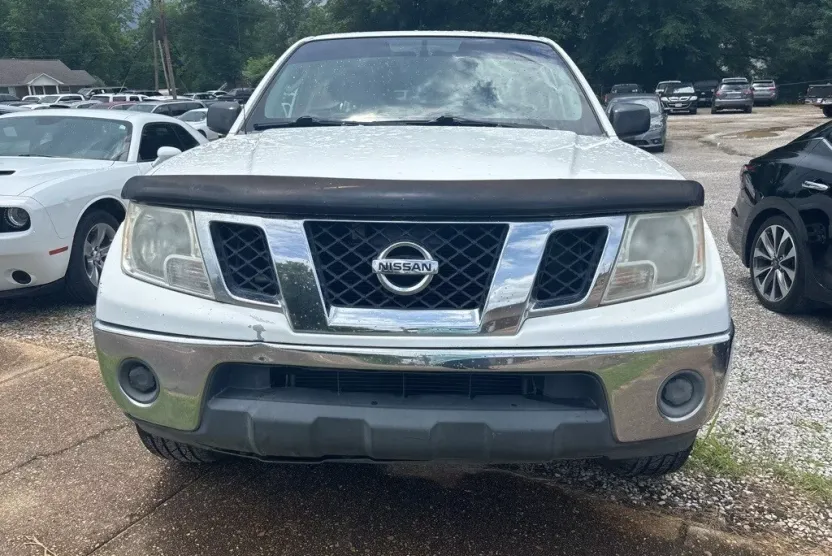 2011 Nissan Frontier SV photo 1