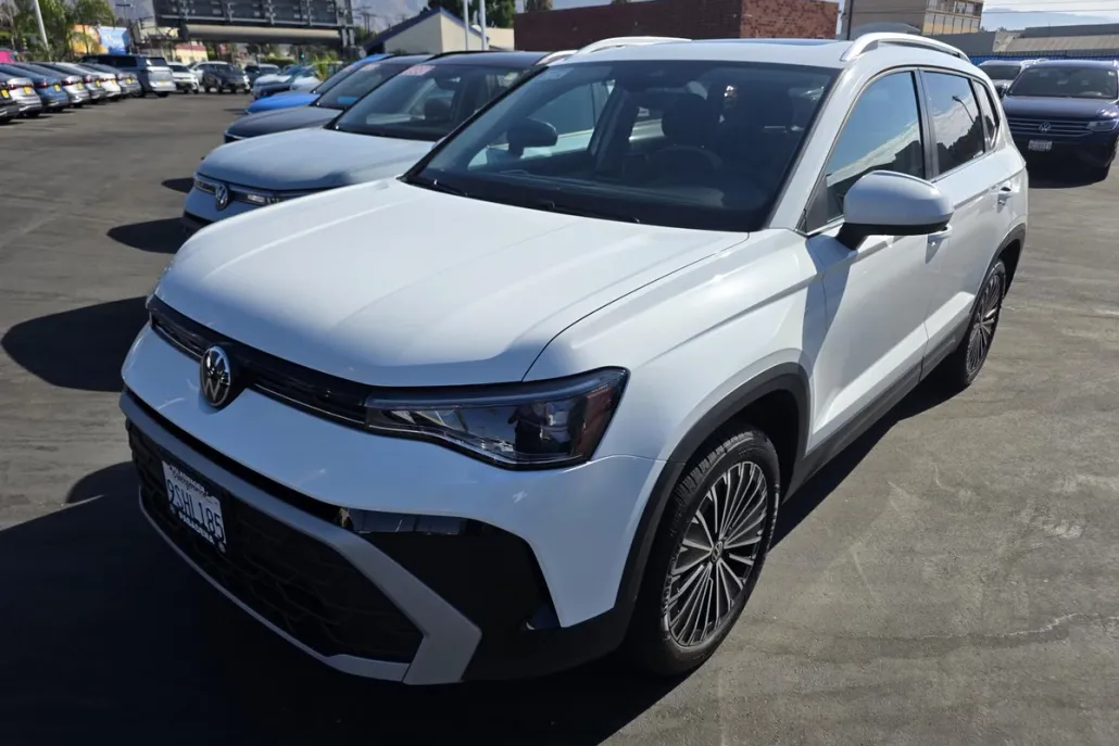 2025 Volkswagen Taos SE photo 1